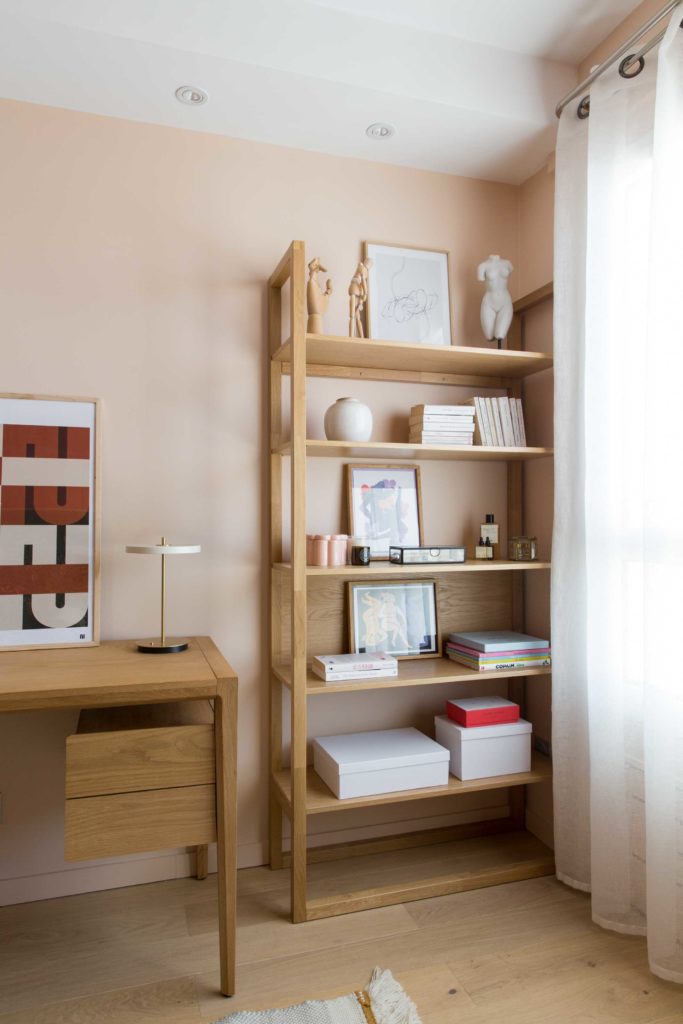 Chambre de jeune fille, bureau en chêne, lampe de table umage et bibliothèque en chêne.