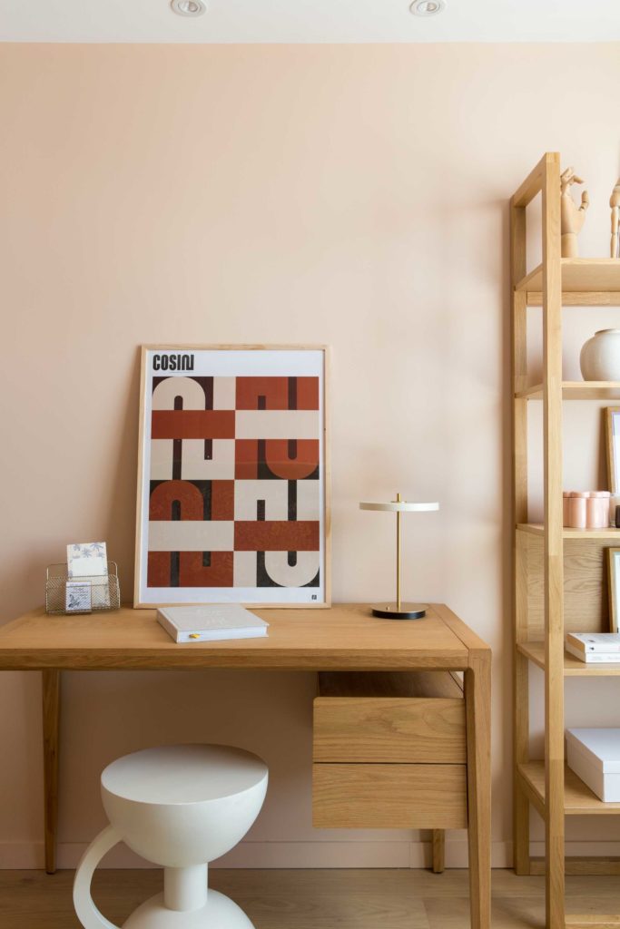 Chambre de jeune fille, bureau en chêne, tabouret laqué blanc crème, tableau Cosin, lampe de table umage et bibliothèque en chêne.