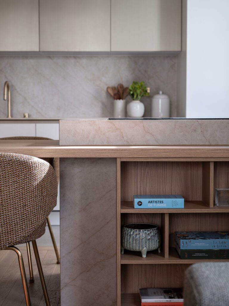 Détail îlot cuisine avec plan de travail en céramique Taj Mahal veinée et rangements en chêne, Clamart Filigrane Design